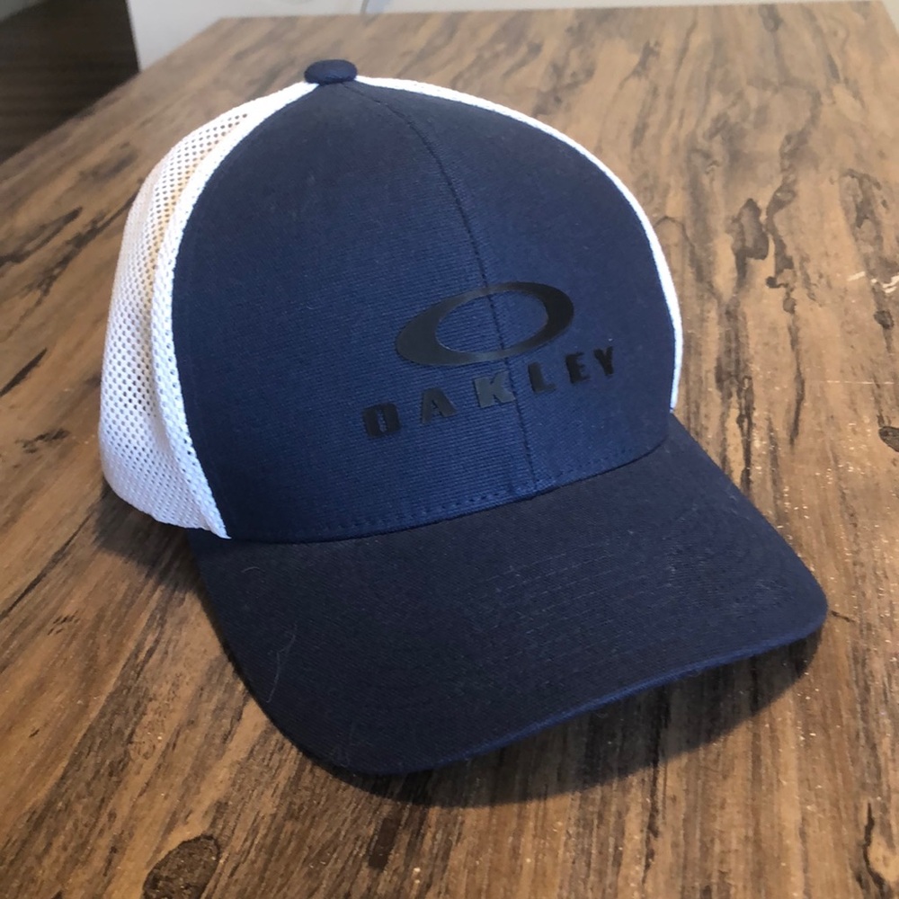 💕3/$40💕 NWOT Oakley Navy and White Cap